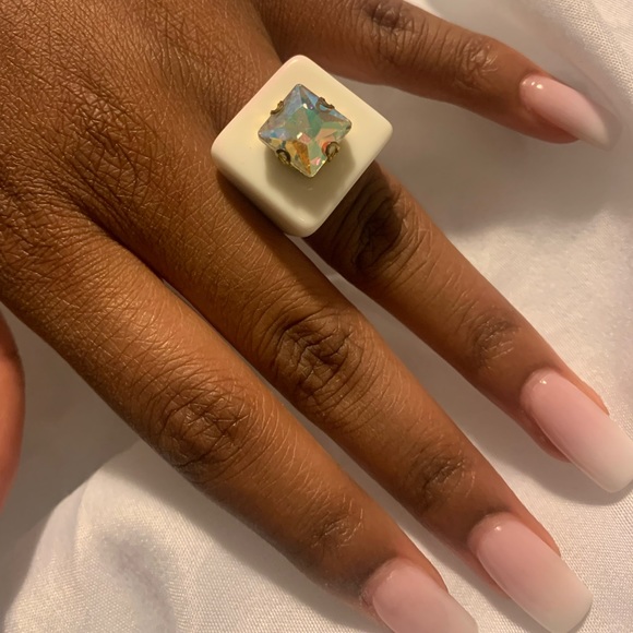 NEW VINTAGE CHUNKY WHITE RING - Picture 3 of 5